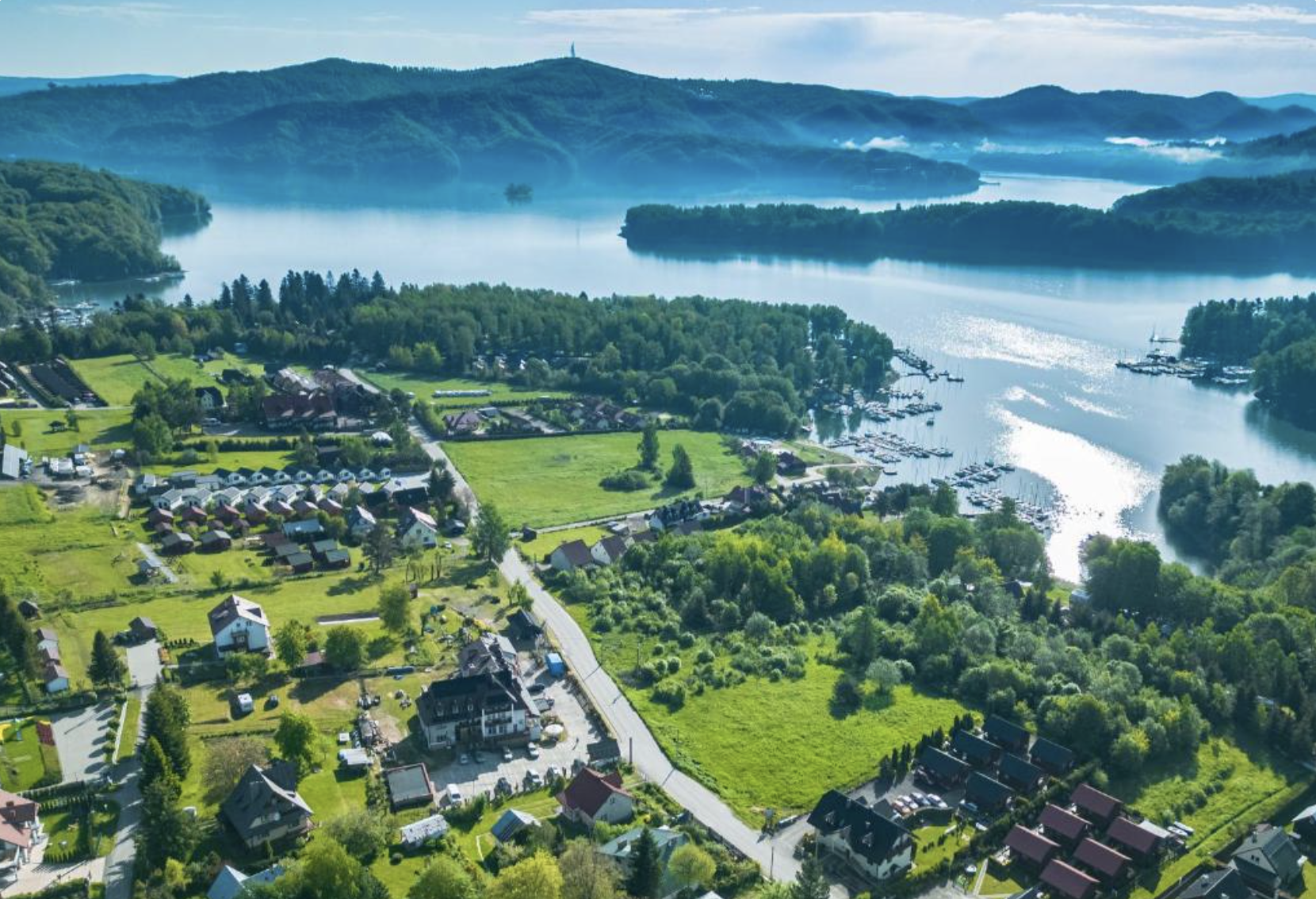 Panorama zatoki i przystani z lotu ptaka