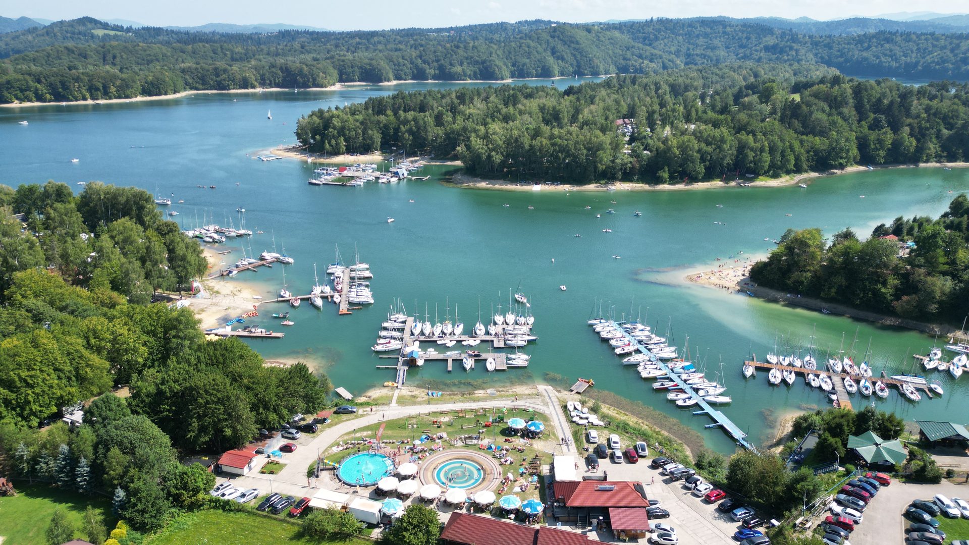Zatoka i marina z lotu ptaka